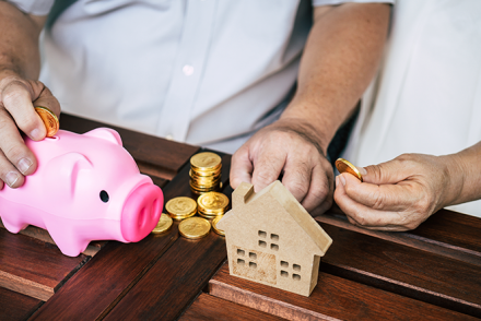 Duas pessoas idosas economizando para a aposentadoria